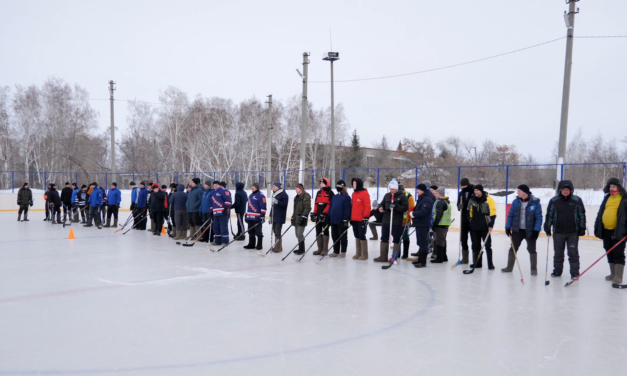 В Троицке прошли традиционные соревнования по хоккею с мячом в валенках